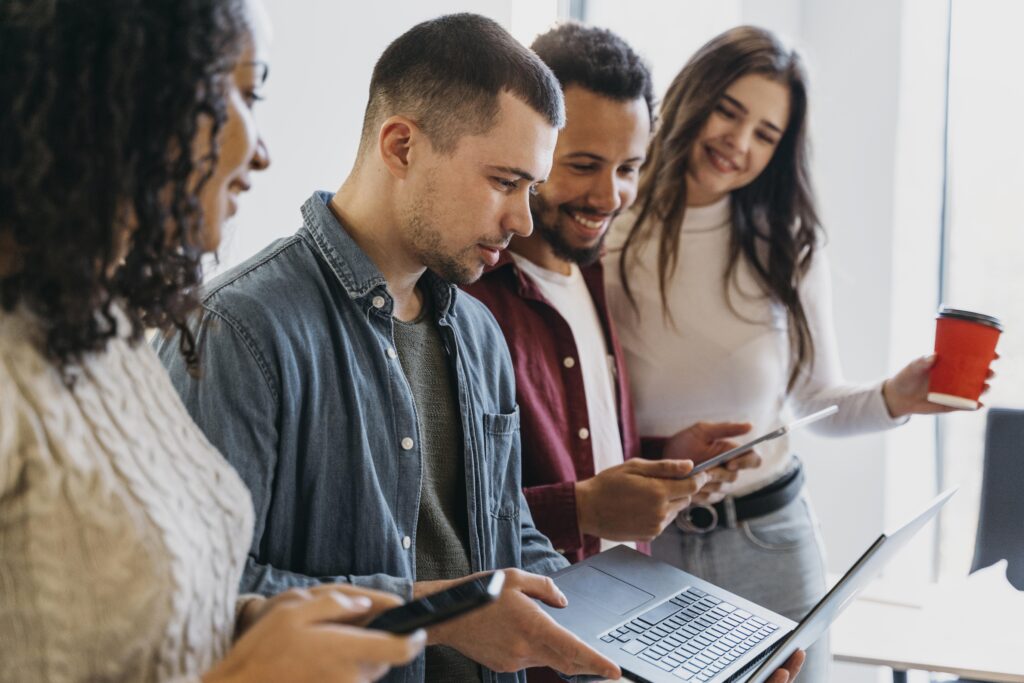 RH & GESTÃO DE PESSOAS: COMO TRANSFORMAR O CAPITAL HUMANO EM VANTAGEM ESTRATÉGICA 2 Imagem 3 antes do titulo Beneficios claros e mensuraveis