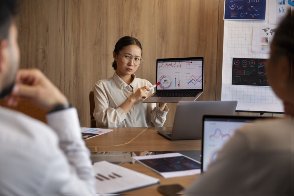 DECISÕES BASEADAS EM DADOS: COMO ELIMINAR O “ACHISMO” NA GESTÃO COM ERP E BI 1 Imagem 2 antes odo titulo Por que o achismo ainda existe nas empresas