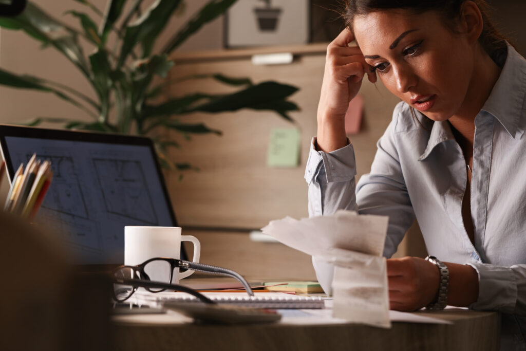 A NOVA CRISE DAS EMPRESAS ORGANIZADAS: QUANDO O EXCESSO DE PROCESSO TRAVA O CRESCIMENTO 2 Imagem 3 antes do titulo O custo oculto do excesso de controle 2